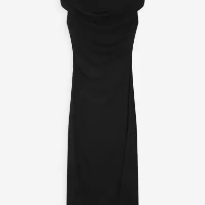 Vestido preto comprido com decote ombro a ombro e pregas suaves