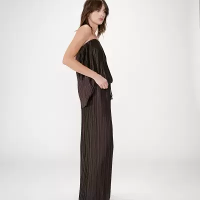 Vestido comprido sem alças em tecido plissado castanho escuro usado por mulher em fundo branco