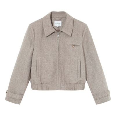 Casaco curto cinza-bege com padrão espinha de peixe e fecho de correr