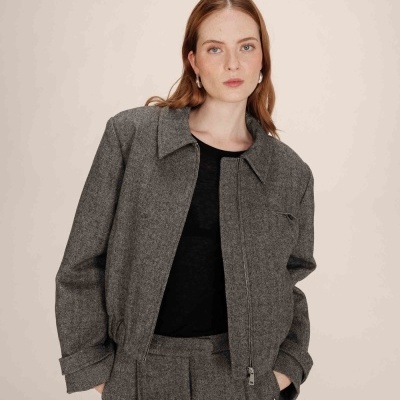 Casaco cinzento padrão espinha de peixe com fecho de correr e calças coordenadas