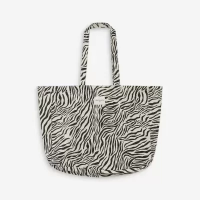 Bolsa zebrada em preto e branco com alças compridas e etiqueta GRACE & MILA