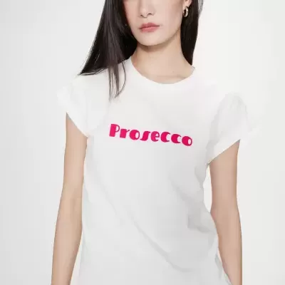Mulher vestindo t-shirt branca com texto Prosecco em rosa.