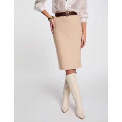 Saia midi bege com camisa branca e botas bege