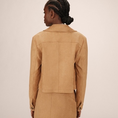 Casaco curto de camurça castanho claro visto de costas