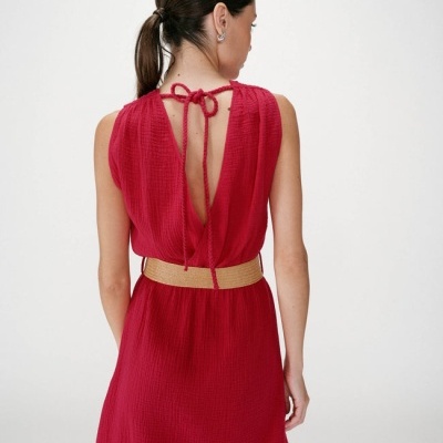 Vestido vermelho feminino visto de costas com cinto bege