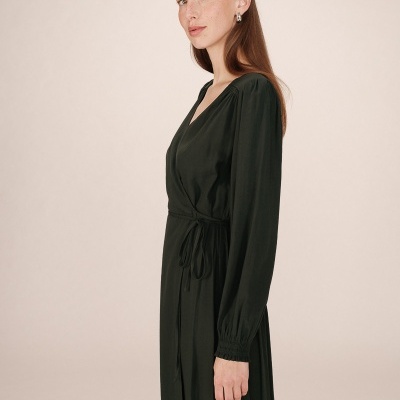 Vestido preto longo com cinto e mangas compridas