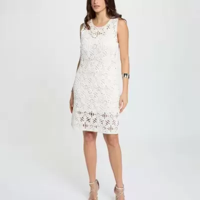 Vestido curto branco de renda floral sem mangas