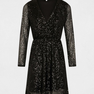 Vestido preto com lantejoulas e mangas compridas transparentes