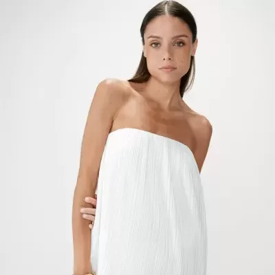 Vestido branco plissado sem alças com pulseira dourada