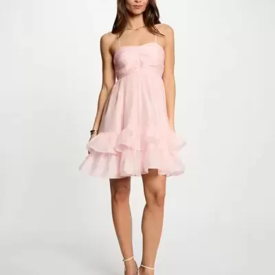 Vestido curto rosa claro com alças finas e folhos em camadas