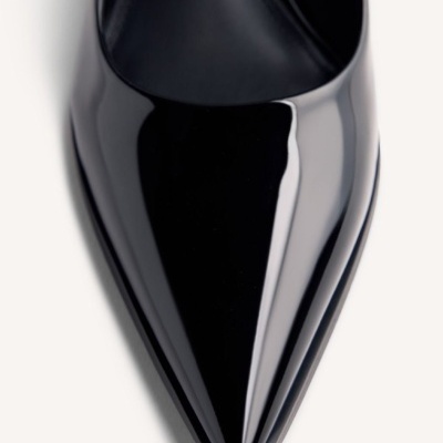 Sapato feminino preto de verniz com bico fino