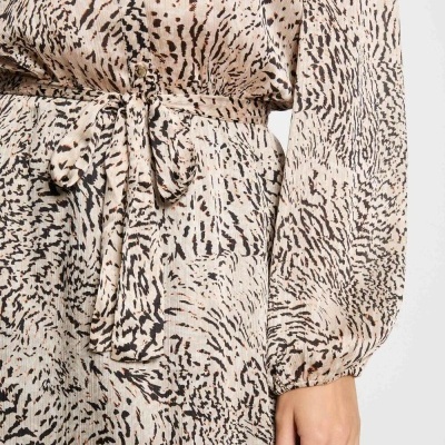 Vestido com padrão abstrato bege e preto, manga comprida e cinto à cintura