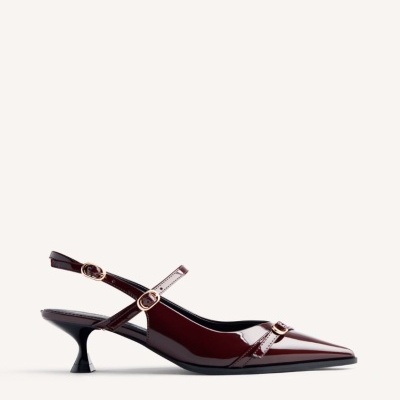 Sapato de salto vermelh escuro em verniz com tira e fivela dourada