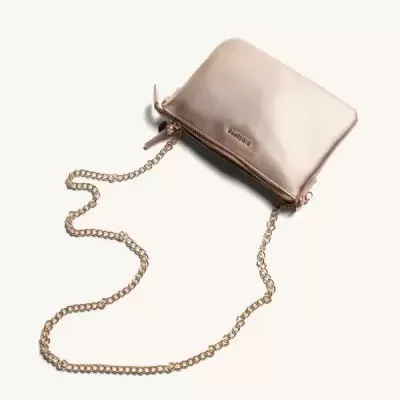 Carteira dourada rosada com corrente dourada