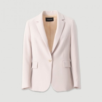 Blazer feminino rosa claro com botão dourado e bolsos com aba