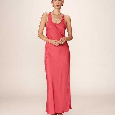Vestido longo rosa de alças finas com decote redondo.