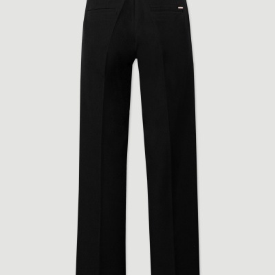 Calças pretas de tecido liso com cós largo e bolsos traseiros