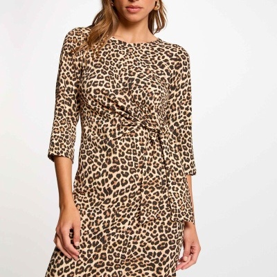 Vestido animal print castanho e preto com mangas 3/4 e cinto na cintura