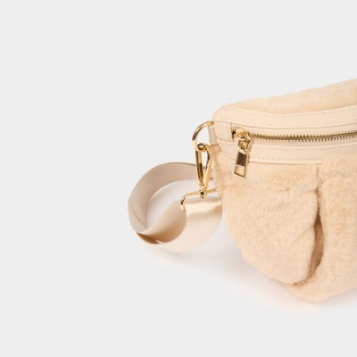 Bolsa de cintura bege com fecho dourado e alça de tecido