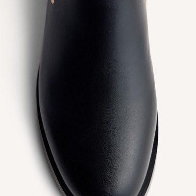 Botim preto de pele com ilhós dourados