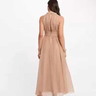 Vestido longo bege com zíper nas costas e sandálias de salto alto