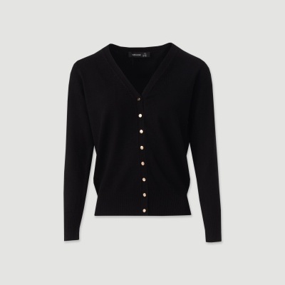 Casaco de malha preto com botões dourados e decote em V