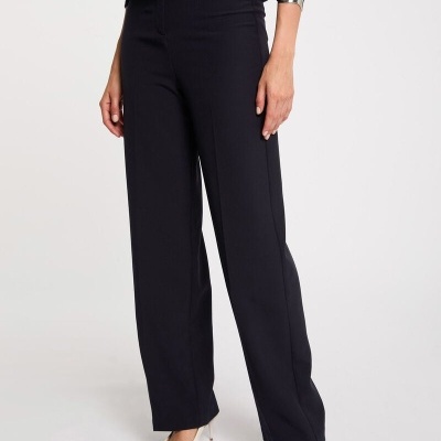 Calças pretas de corte reto com sapatos brancos