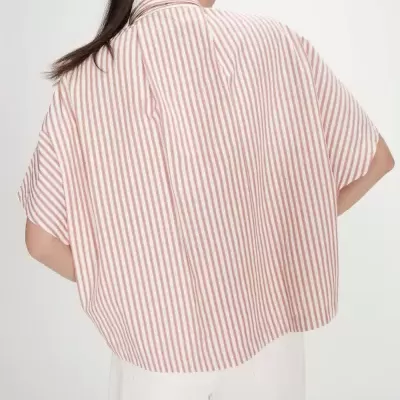 Camisa feminina de algodão com riscas verticais cor-de-rosa e branco vista de trás