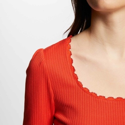 Top vermelho de malha canelada com decote quadrado e detalhe em renda