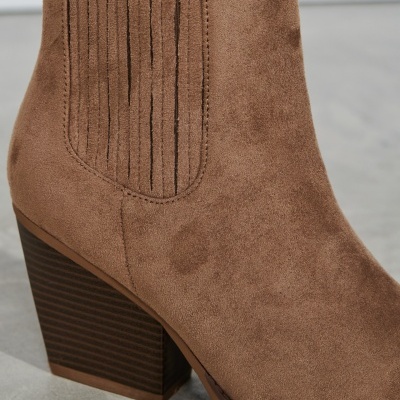 Bota de salto alto castanha em camurça com salto grosso riscado