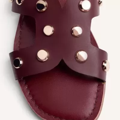 Sandália de couro burgundy com tachas metálicas douradas em cruz