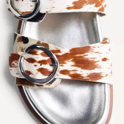 Sandália feminina com tiras animal print castanho e branco e fivelas prateadas