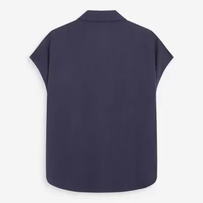 Blusa azul escura de manga curta vista de trás