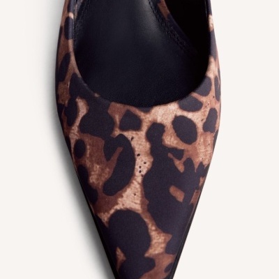 Sapato de salto alto com padrão animal print castanho e preto, bico fino