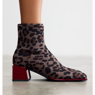 Bota feminina cano curto com padrão animal print e salto vermelho