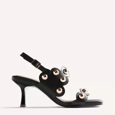 Sandália preta com bolas metálicas douradas e salto médio