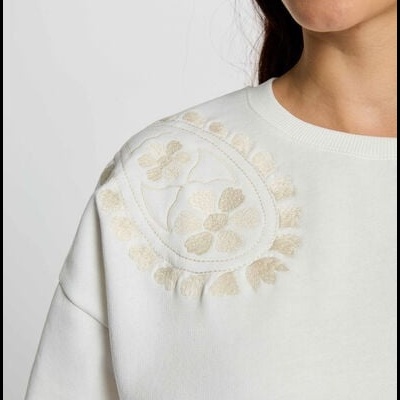 sweatshirt branca com bordado floral bege no ombro