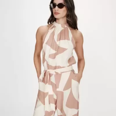 Macacão feminino bege com padrão abstrato branco e cinto de laço