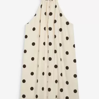 Vestido creme com bolas pretas e gola alta