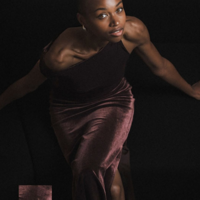 Vestido longo de veludo vinho em fundo preto