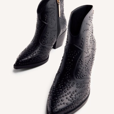 Botins pretos com tachas e fecho de correr dourado