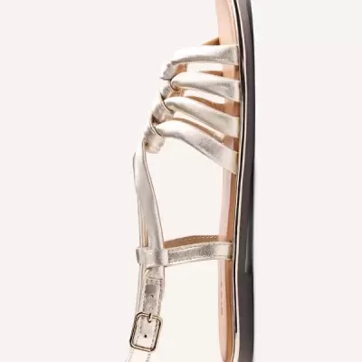 Sandália feminina dourada com tiras e sola preta