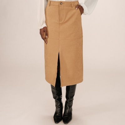 Saia midi camel com fecho de botão e bolso lateral com camisa branca e botas pretas