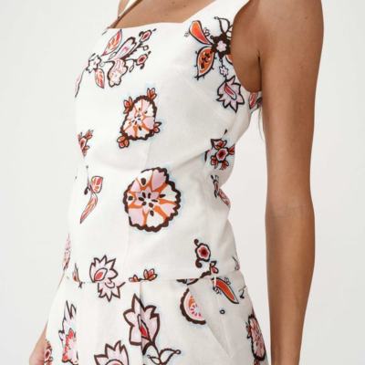 Conjunto de roupa feminina branco com padrão floral colorido