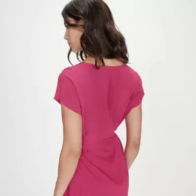 Vestido rosa de tecido leve com mangas curtas visto de costas