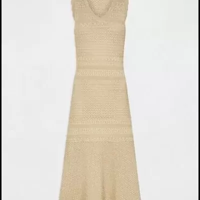 Vestido de malha bege com decote em V e padrão trabalhado