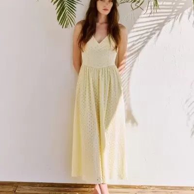 vestido comprido amarelo claro com padrão de bordado e decote em V