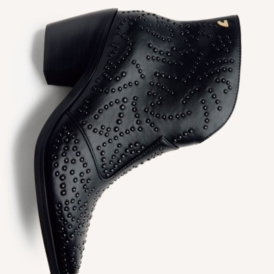 Bota preta em pele com rebites pretos e salto médio