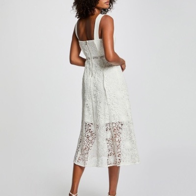 Vestido midi branco de renda com alças largas visto de costas