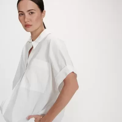 Camisa branca de manga curta com bolso frontal simples